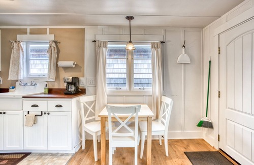 Downtown Cannon Beach Cabaña | Seis cabañas para perros con patio y parrilla compartidos - ¡a 2 cuadras de la playa!