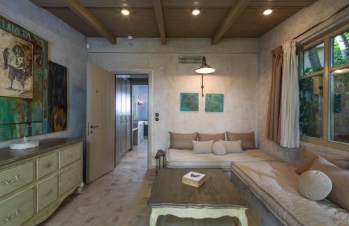 Afissos Casa | Six Keys