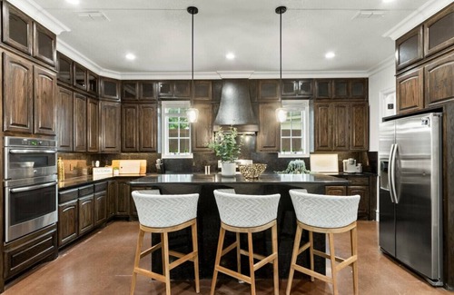 Fort Worth Casa | Sizzle & Soak: HotTub w/ Outdoor Kitchen + Grill