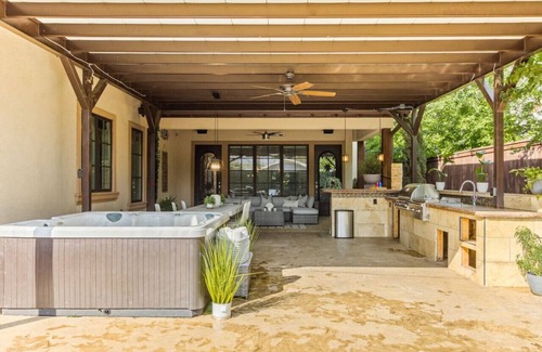 Fort Worth Casa | Sizzle & Soak: HotTub w/ Outdoor Kitchen + Grill