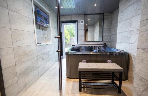 Hillrise Apartamento | Sizzling London Studio with Jacuzzi & Private Bath