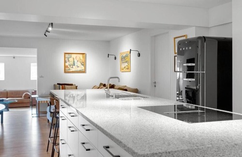 Vesturbær Apartamento | SK52 by the Sea, Unique spacious oceanfront luxury - free parking & free wifi