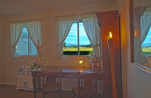 Mount Vernon Casa | Skagit Valley Guest House planta baja con impresionantes vistas de Mount Baker.