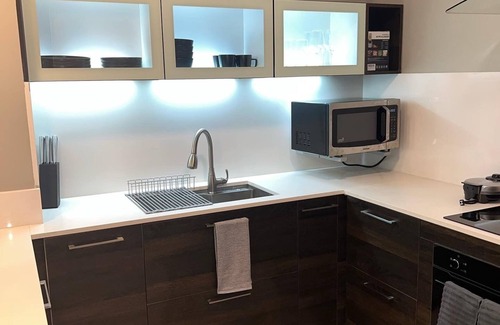 New Kingston Apartamento | Skai’s executive suite with pool
