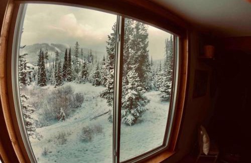 Big Sky Casa | Ski Bunny Studio Walkable to Ski Lifts