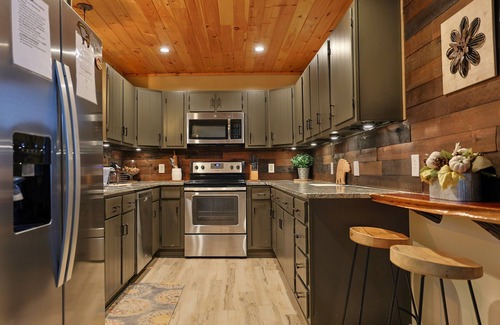 Sugar Mountain Casa | Ski Chalet: View Grandfather Mtn w/ Cozy Fireplace