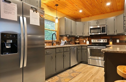 Sugar Mountain Casa | Ski Chalet: View Grandfather Mtn w/ Cozy Fireplace