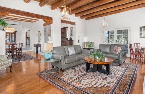 La Tierra Casa | Ski Discounts! Chamisa - Private Desert Luxury on 15 Acres with Huge Patio, Hiking Trails, Breathtaking Sunset & Mountain Views