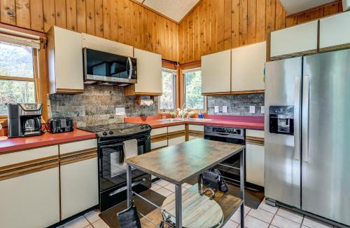 Valley Creek Run Casa | Ski, Hike and Fish Mtn-View Maggie Valley Retreat