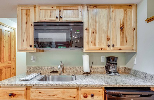 North Conway Cabina | Ski, Hike & Fish: Chalet w/ Hot Tub in Conway