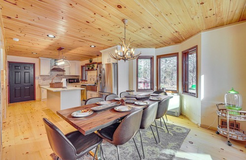 Pocono Summit Cabina | Ski, Hike & More: Spacious Log Cabin in Long Pond