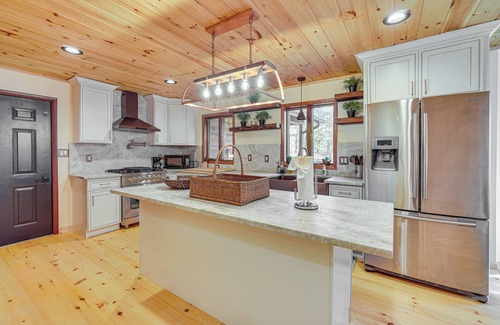Pocono Summit Cabina | Ski, Hike & More: Spacious Log Cabin in Long Pond