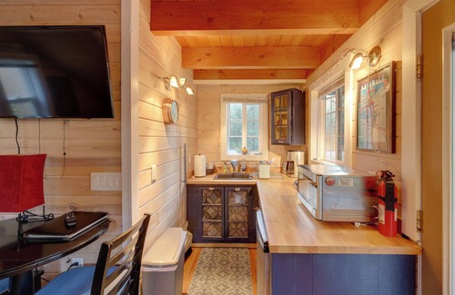 McCall Cabina | Ski, Hike, Relax By Water: Rustic McCall Tiny Home