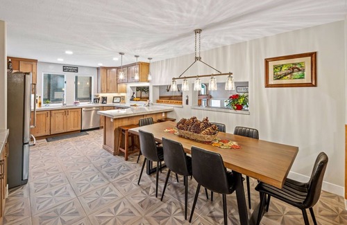 Cottonwood Heights Casa | ¡OFERTA DE MAYO / JUNIO!Amplio condominio de raquetas Canyon con bañera de hidromasaje privada en la enorme cubierta