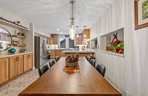 Cottonwood Heights Casa | ¡OFERTA DE MAYO / JUNIO!Amplio condominio de raquetas Canyon con bañera de hidromasaje privada en la enorme cubierta