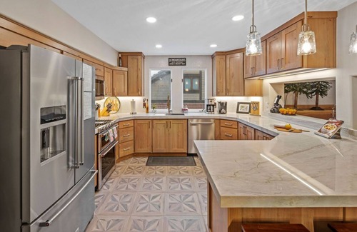 Cottonwood Heights Casa | ¡OFERTA DE MAYO / JUNIO!Amplio condominio de raquetas Canyon con bañera de hidromasaje privada en la enorme cubierta