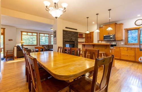 East Kootenay Chalet De Esquí | 8 dormitorio o 6 dormitorio principal derecho en la montaña. Jacuzzi privado