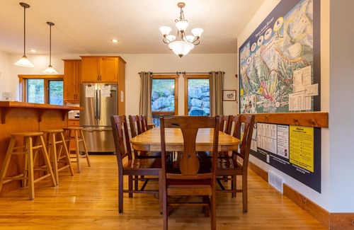 East Kootenay Chalet De Esquí | 8 dormitorio o 6 dormitorio principal derecho en la montaña. Jacuzzi privado