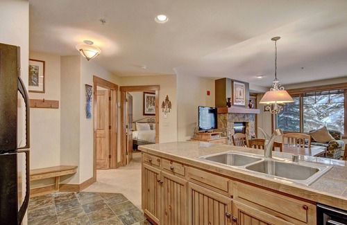 Breckenridge Condominio | Ski-in 1br Steps To Gondola + Main St, Sleeps 4 1 Bedroom Condo by RedAwning
