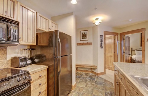 Breckenridge Condominio | Ski-in 1br Steps To Gondola + Main St, Sleeps 4 1 Bedroom Condo by RedAwning