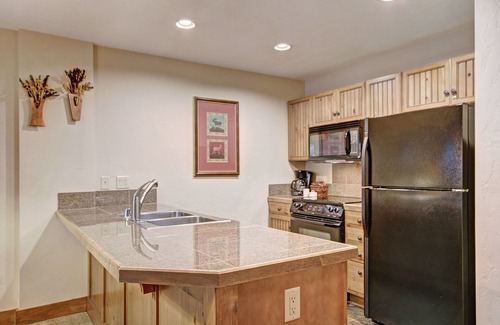 Breckenridge Condominio | Ski-in 1br Steps To Gondola + Main St, Sleeps 4 1 Bedroom Condo by RedAwning