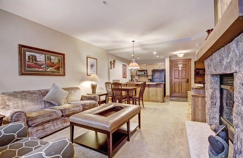 Breckenridge Condominio | Ski-in 1br Steps To Gondola + Main St, Sleeps 4 1 Bedroom Condo by RedAwning