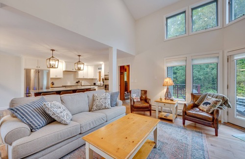East Burke Condominio | ¡NUEVO! Ski-in Condo w / Hot Tub en Burke Mtn Slopes!