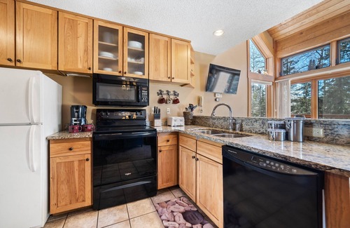 Lutsen Casa | Ski in/out at Lutsen Mountains. Family-sized base camp, on the trails in Lutsen!