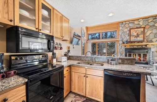 Lutsen Casa | Ski in/out at Lutsen Mountains. Family-sized base camp, on the trails in Lutsen!