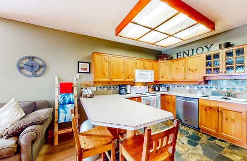 Snow Pine Estates Condominio | Ski-in/out condo with a hot tub, grill, fireplace, & washer/dryer - dog-friendly