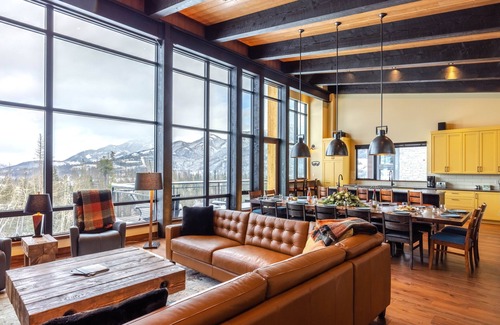 East Kootenay Chalet De Esquí | Mountain Spa Retreat | Sauna + Cold Plunge + Hot Tub | Panoramic mountain vistas