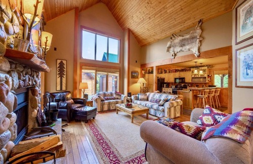 East Kootenay Chalet De Esquí | Ski In/out Chalet, Comfortably Sleeps 14, Hot Tub/Games room. Pet Friendly