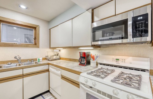 Central Vermont- Killington Condominio | Ski-in/out condo with pool, hot tub, sauna & fast WiFi