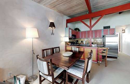 Taos Ski Valley Condominio | Ski-in/out delight with woodstove & balcony- walk to shops, dining & skating