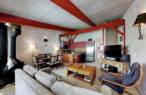 Taos Ski Valley Condominio | Ski-in/out delight with woodstove & balcony- walk to shops, dining & skating
