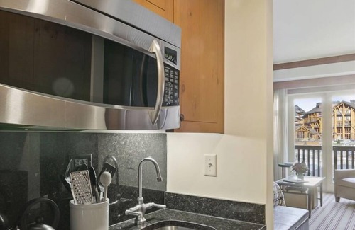 Stowe Area Condominio | The Lodge at Spruce Peak Estudio doble - Ski In / Ski Out Los estudios contiguos son perfectos para familias: mamá y papá en uno ... ¡Niños en el otro!
