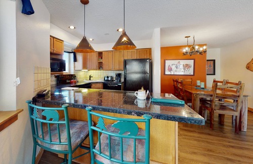 Four O'Clock Condominio | Ski-in/out ground-floor condo with hot tubs, fireplace, gym & views