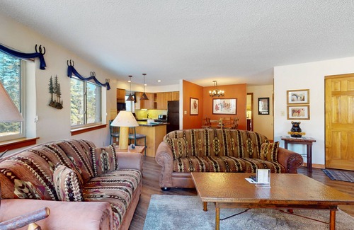 Four O'Clock Condominio | Ski-in/out ground-floor condo with hot tubs, fireplace, gym & views