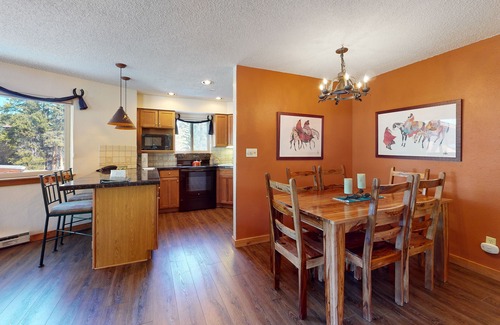 Four O'Clock Condominio | Ski-in/out ground-floor condo with hot tubs, fireplace, gym & views