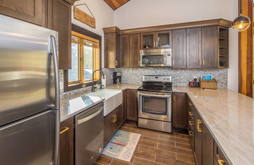 Big Horn Casa | Ski In/Out home 50 steps to Bear Back Poma Lift w/steam shower - Big Horn Escape