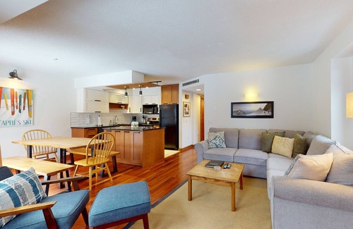 North Troy Condominio | Ski-in/out home near tram with W/D, deck & mountain view