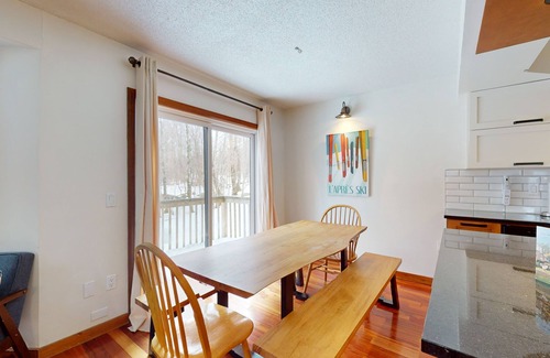 North Troy Condominio | Ski-in/out home near tram with W/D, deck & mountain view
