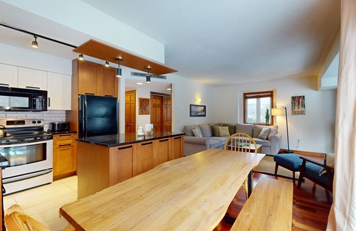 North Troy Condominio | Ski-in/out home near tram with W/D, deck & mountain view