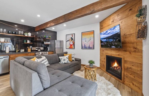 Tahoe Village Casa | Ski In/Out | Hot Tub & Slopeside Views | Sleeps 4