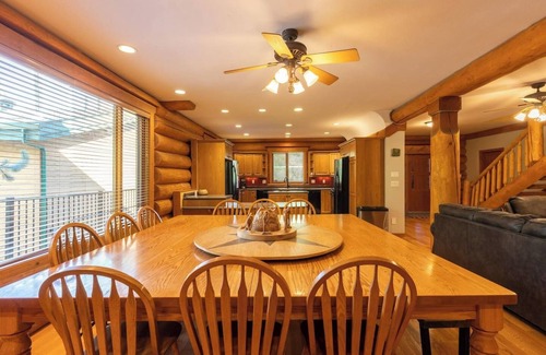 East Kootenay Chalet De Esquí | De lujo en la colina. Raras 6 dormitorio, cocina gourmet, bañera de hidromasaje y mesa de billar