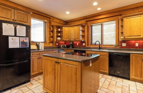 East Kootenay Chalet De Esquí | De lujo en la colina. Raras 6 dormitorio, cocina gourmet, bañera de hidromasaje y mesa de billar