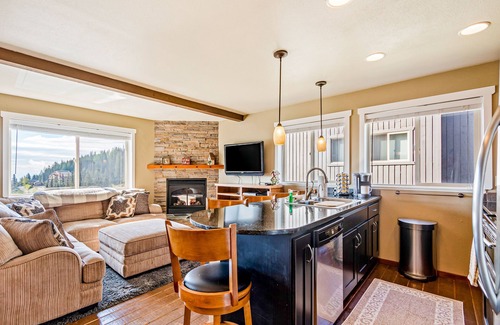 Sandpoint Casa | Ski-in/out townhome with great views, balcony, grill, & fireplace - dog-friendly