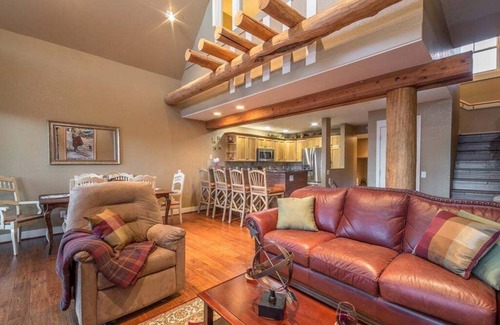 Saddle Ridge Casa | Saddleridge Slopeside Retreat: servicio de entrada y salida de esquí, bañera de hidromasaje y servicio de traslado en invierno.