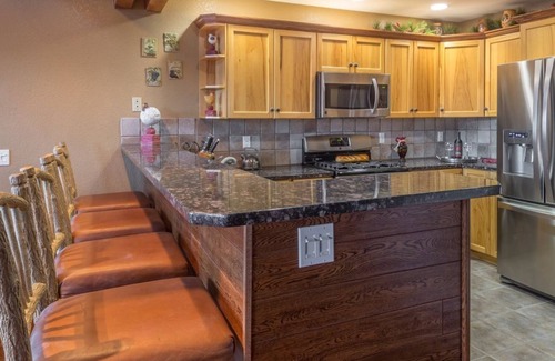Saddle Ridge Casa | Saddleridge Slopeside Retreat: servicio de entrada y salida de esquí, bañera de hidromasaje y servicio de traslado en invierno.