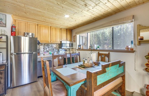 Red River Condominio | Ski-In Red River Retreat: Balcony, Mountain Views!